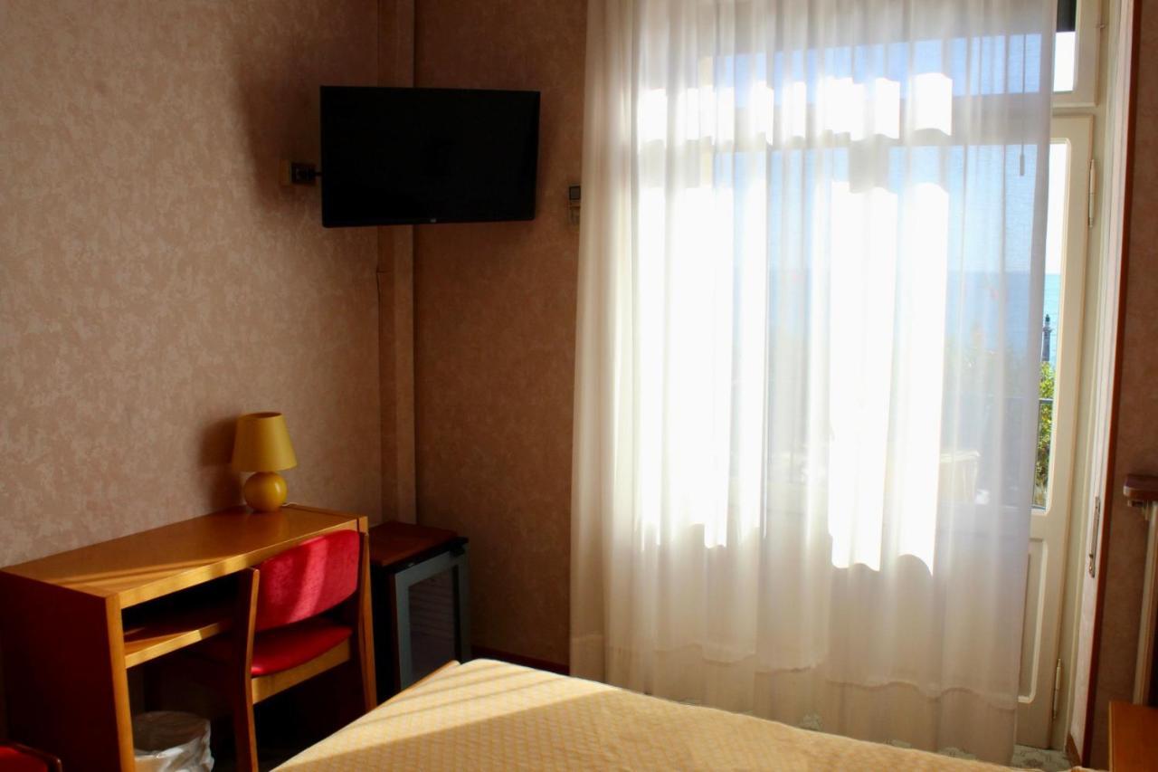 Hotel Tre Corone Garda  Buitenkant foto