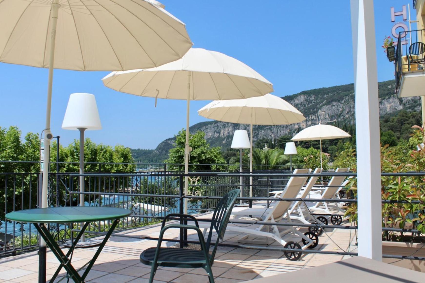 Hotel Tre Corone Garda  Buitenkant foto