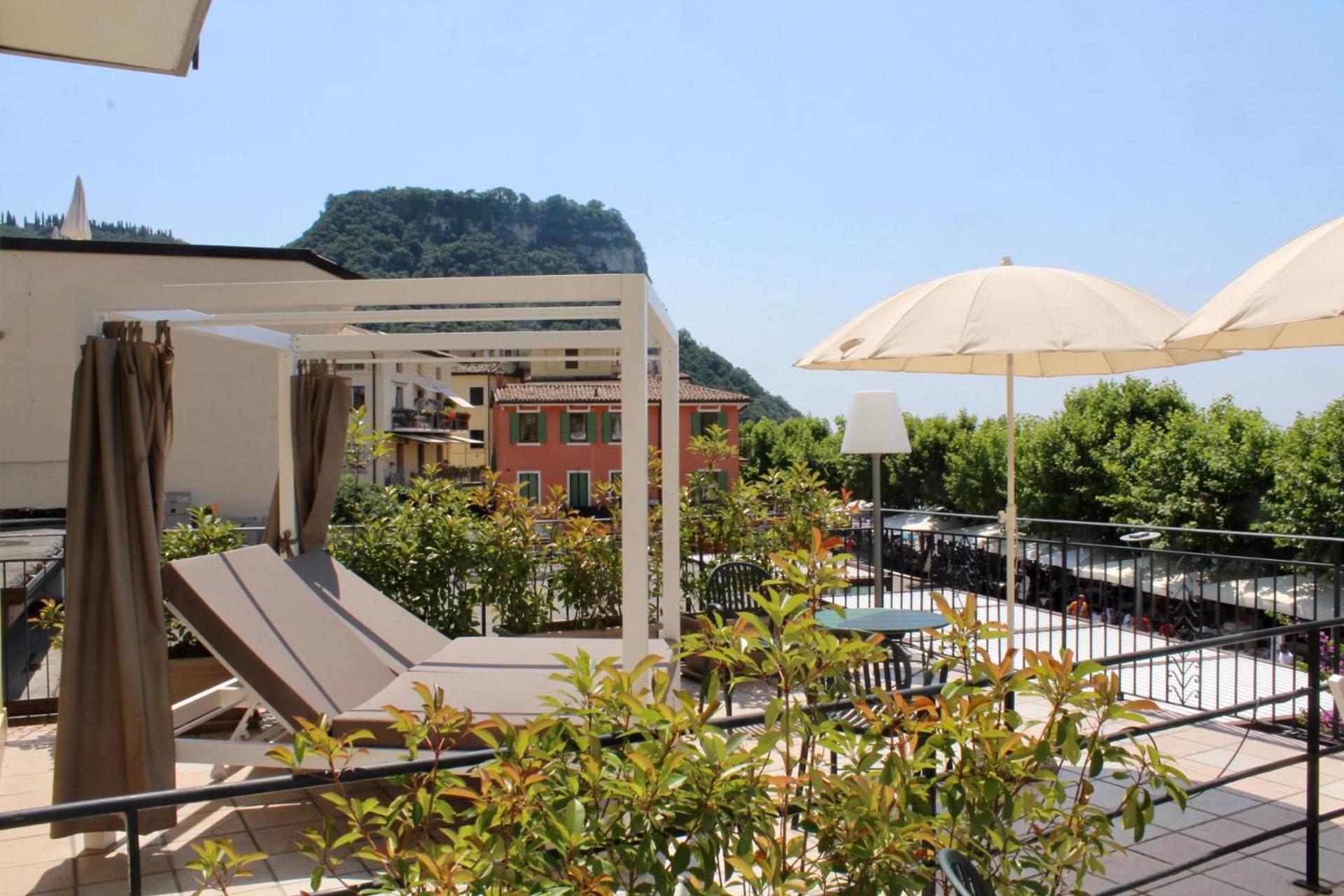 Hotel Tre Corone Garda  Buitenkant foto