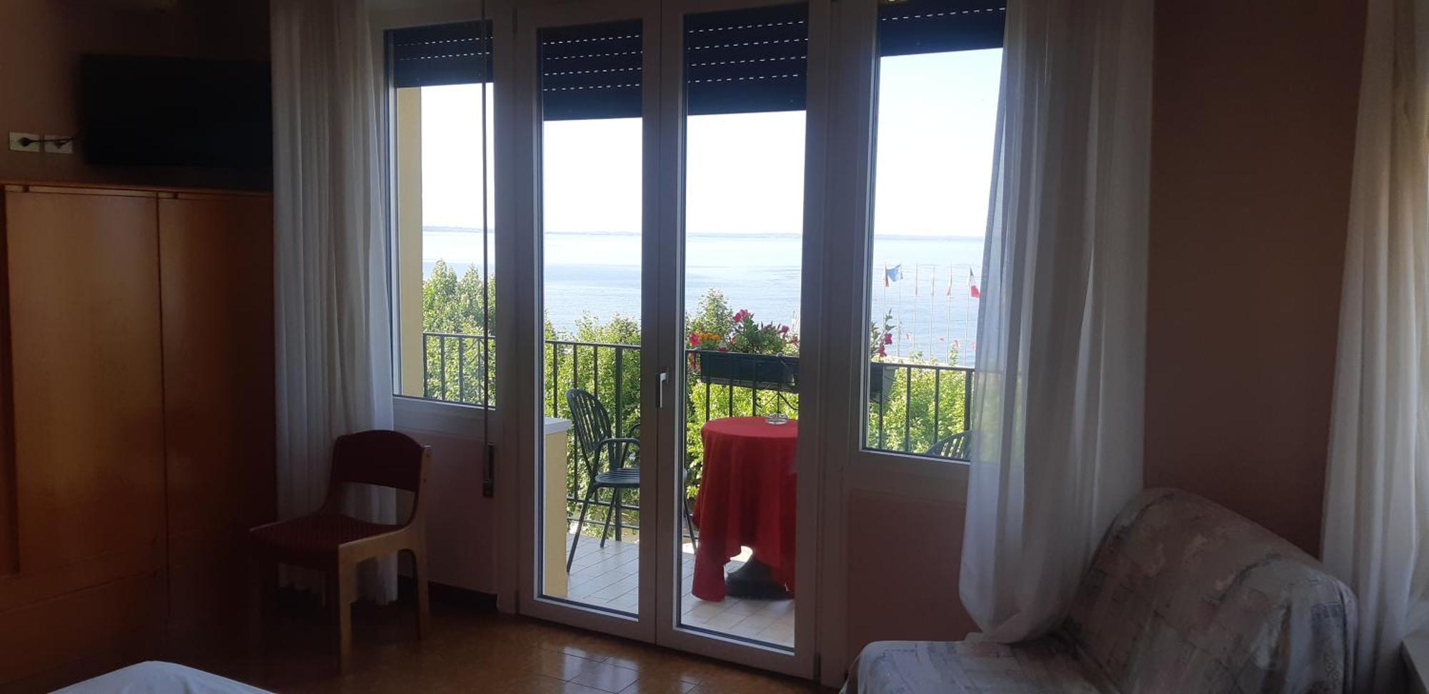 Hotel Tre Corone Garda  Buitenkant foto