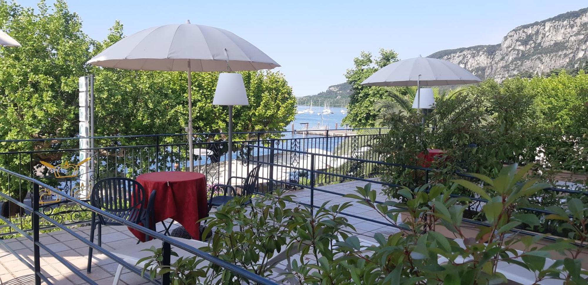 Hotel Tre Corone Garda  Buitenkant foto