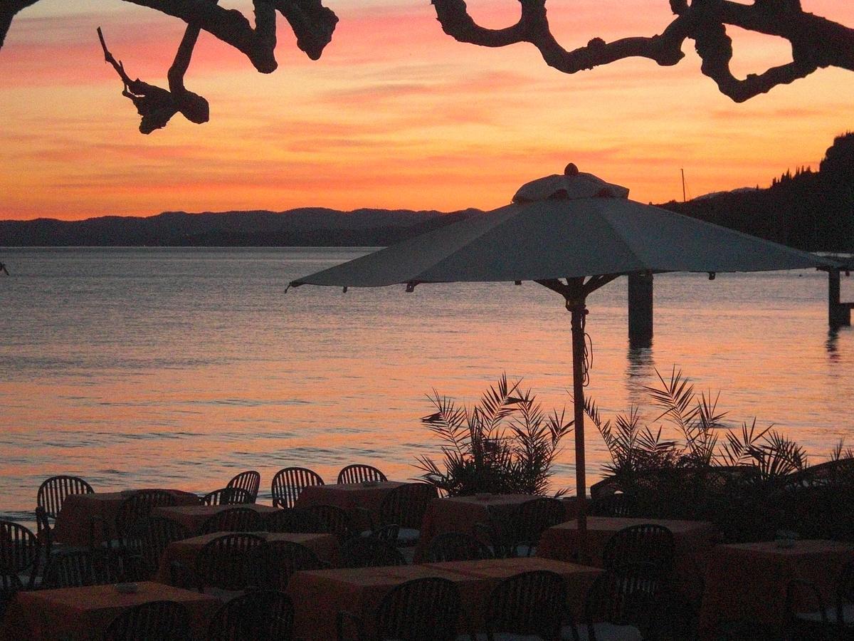 Hotel Tre Corone Garda  Buitenkant foto